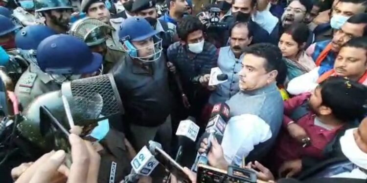 বাঁকুড়ার আত্মঘাতী চাষীর বাড়ি যাওয়ার পথে শুভেন্দু অধিকারীকে কালো পতাকা দেখাল তৃণমূল, কনভয় ব্যারিকেড করে রুখল পুলিশ, তীব্র ক্ষোভ প্রকাশ বিরোধী দলনেতার