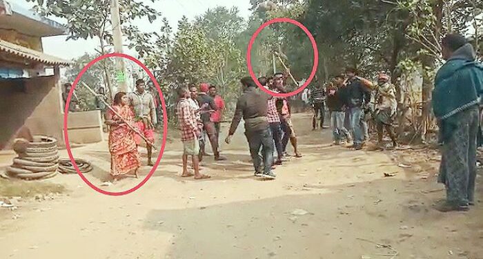 বালির কারবারিদের প্রকাশ্যে সন্ত্রাস পাত্রসায়ের পাঁচপাড়া গ্রামে, পুলিশের ভূমিকায় ক্ষোভ, প্রতিবাদে পথ অবরোধ গ্রামবাসীদের