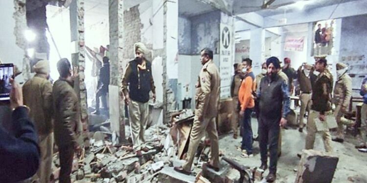 লুধিয়ানা কোর্ট কমপ্লেক্সের তৃতীয় তলায় বিস্ফোরণ, মৃত ২, জখম ৫