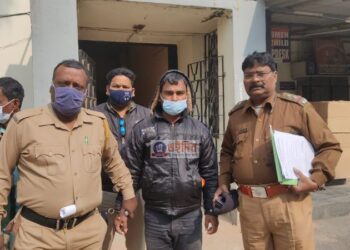 শ্বশুরবাড়ি এলাকার স্বনির্ভর গোষ্ঠীর তিন লক্ষ টাকার চেক চুরি করে পালানোর অভিযোগে গ্রেফতার জামাই