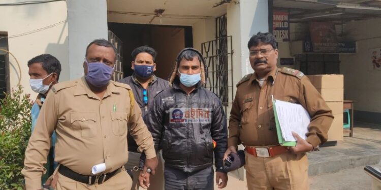 শ্বশুরবাড়ি এলাকার স্বনির্ভর গোষ্ঠীর তিন লক্ষ টাকার চেক চুরি করে পালানোর অভিযোগে গ্রেফতার জামাই