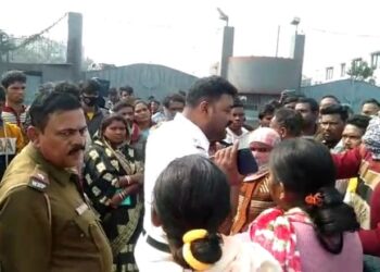 জামুড়িয়ায় বেসরকারি কারখানার  মহিলা কর্মীকে ধাক্কা পণ্যবাহী গাড়ির, উত্তেজনা