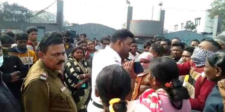 জামুড়িয়ায় বেসরকারি কারখানার মহিলা কর্মীকে ধাক্কা পণ্যবাহী গাড়ির, উত্তেজনা