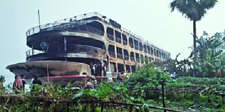 বাংলাদেশের ঝালকাঠির সুগন্ধা নদীতে লঞ্চে অগ্নিকাণ্ডের ঘটনায় মৃতের সংখ্যা বেড়ে ৪১