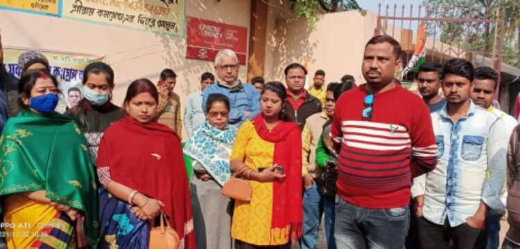 ব্যাঙ্ক কর্তৃপক্ষের বিরুদ্ধে হয়রানির অভিযোগ তুলে   সরব তৃণমূল কংগ্রেস