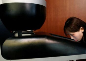 খাবারের স্বাদ অনুকরণকারী টিভির স্ক্রীন আবিষ্কার করেছেন জাপানের অধ্যাপক