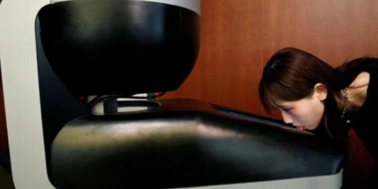 খাবারের স্বাদ অনুকরণকারী টিভির স্ক্রীন আবিষ্কার করেছেন জাপানের অধ্যাপক