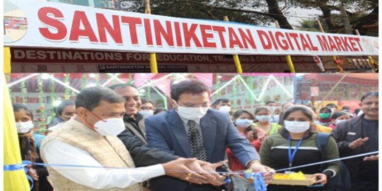 করোনা আবহ কাটিয়ে জমে উঠেছে ঐতিহ্যবাহী শান্তিনিকেতনের পৌষমেলা