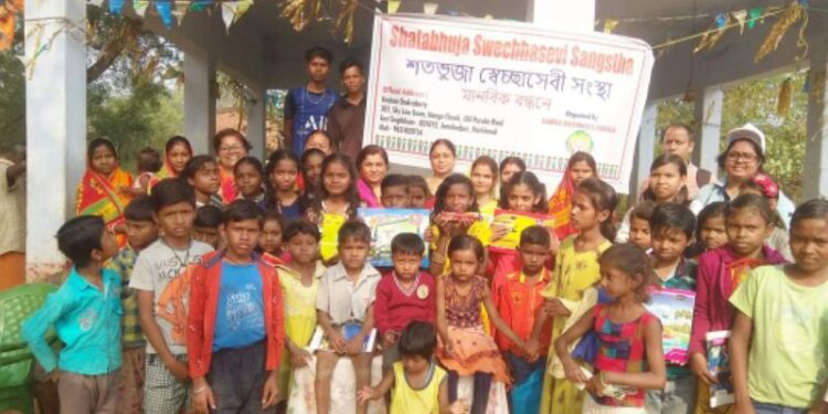 প্রত্যন্ত গ্রামের দুঃস্থদের পাশে ঝাড়খণ্ডের স্বেচ্ছাসেবী সংস্থা