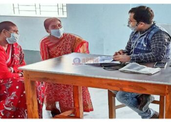 রোগীদের চিকিৎসা করছেন বিডিও, ডাক্তার বিডিওকে নিয়ে গর্বের অন্ত নেই পূর্ব বর্ধমানের ভাতারবাসীর