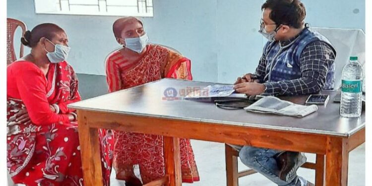 রোগীদের চিকিৎসা করছেন বিডিও, ডাক্তার বিডিওকে নিয়ে গর্বের অন্ত নেই পূর্ব বর্ধমানের ভাতারবাসীর