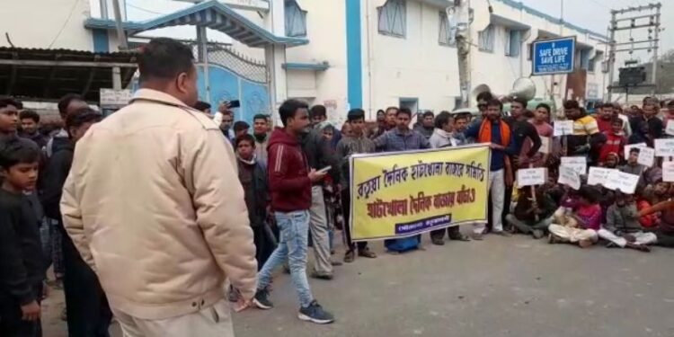 তৃণমূলের জেলা সভাপতির ছেলের বিরুদ্ধে হাটের জমি জবরদখলের অভিযোগ, প্রতিবাদে পথ অবরোধে ব্যাবসায়ীরা