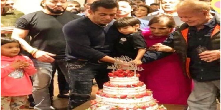 সলমন খানকে ৩ বার কামড়েছিল সাপটি, নিজের মুখে শোনালের ঘটনার কথা, হাসপাতাল থেকে ফিরে উদযাপন করলেন নিজের জন্মদিন