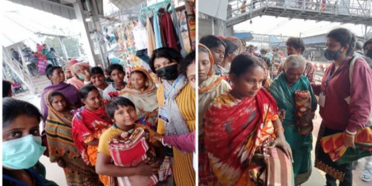 অসহায় মানুষদের হাতে শীতবস্ত্র তুলে দিল গৃহবধূদের গ্রুপ ‘খোলা জানলা’