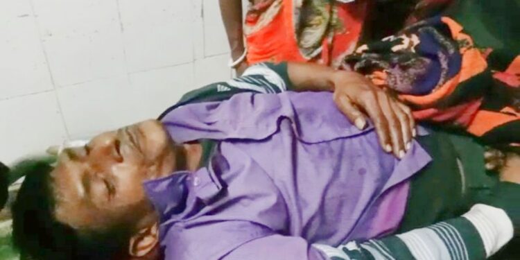 ইংলিশবাজারে এক ব্যক্তিকে বাড়িতে ঢুকিয়ে পিটিয়ে ও কুপিয়ে খুনের চেষ্টার অভিযোগ