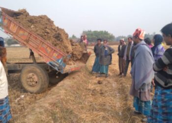 রাস্তার জন্য জমি ছেড়ে নিজেরাই রাস্তা নির্মানে উদ্যোগী হলেন আউশগ্রামের পুবার গ্রামবাসী