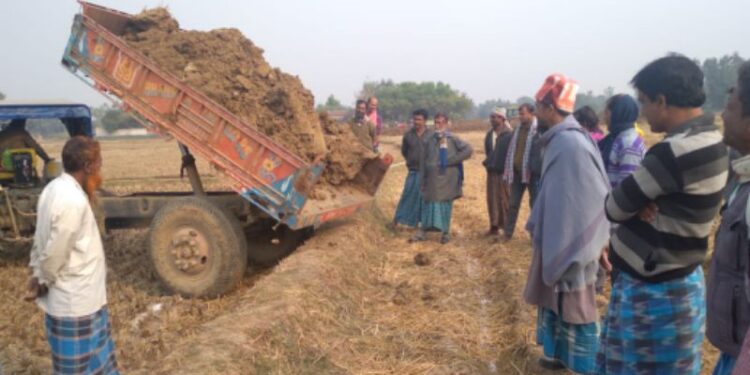 রাস্তার জন্য জমি ছেড়ে নিজেরাই রাস্তা নির্মানে উদ্যোগী হলেন আউশগ্রামের পুবার গ্রামবাসী