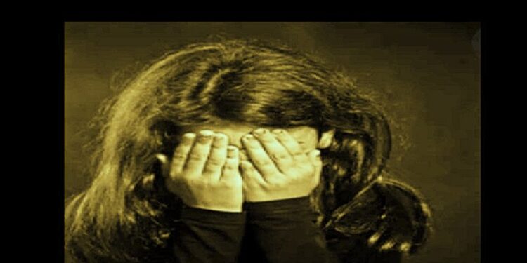 শিশুকন্যাকে ধর্ষণ ও খুনের মামলার দোষীকে আমৃত্যু কারাদণ্ড, সাজা ঘোষণা হতেই বিচারকের দিকে জুতো ছুড়ে মারল অভিযুক্ত যুবক