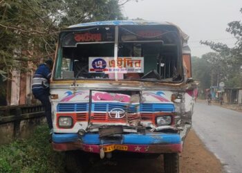 দাঁড়িয়ে থাকা ট্রাক্টরের পিছনে যাত্রীবাহী বাসের ধাক্কা, আহত বেশ কয়েকজন বাসযাত্রী
