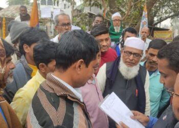 পূর্ত দপ্তরের জায়গা খালি করার নোটিশ, স্থায়ী মার্কেট নির্মানের দাবিতে অবস্থান বিক্ষোভে হকার্স ইউনিয়ন