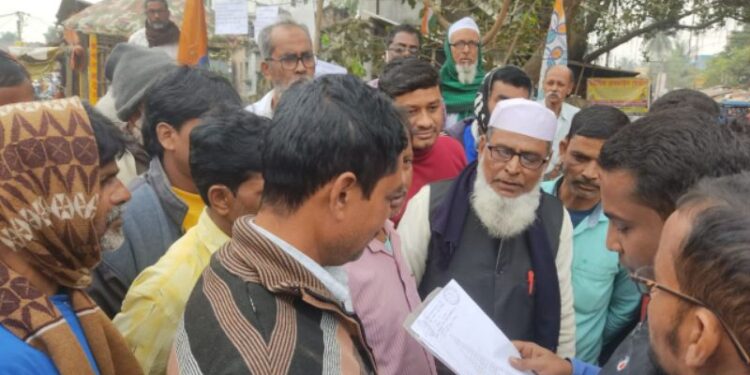 পূর্ত দপ্তরের জায়গা খালি করার নোটিশ, স্থায়ী মার্কেট নির্মানের দাবিতে অবস্থান বিক্ষোভে হকার্স ইউনিয়ন