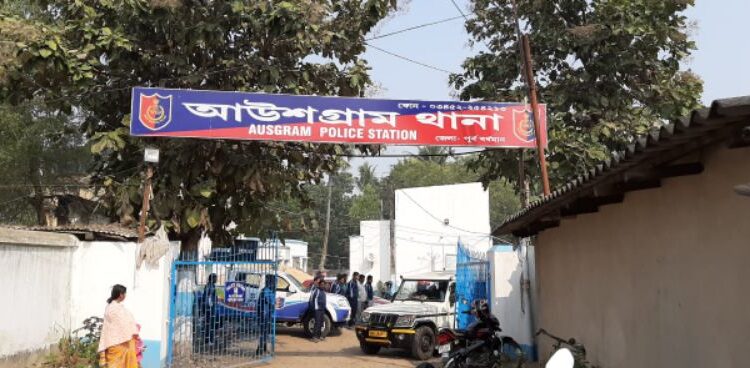 অবসরপ্রাপ্ত শিক্ষকের বাড়ি থেকে টাকা,সোনার গয়না ও ডলার চুরি, গ্রেফতার চোর