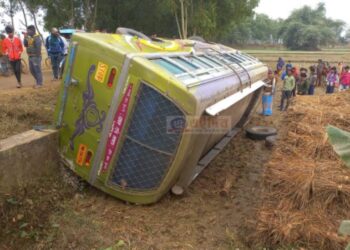রাস্তায় পড়ে থাকা কাদায় চাকা পিছল কেটে ধান জমিতে উল্টে পড়লো যাত্রীবাহী বাস, আহত ১২ যাত্রী