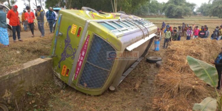 রাস্তায় পড়ে থাকা কাদায় চাকা পিছল কেটে ধান জমিতে উল্টে পড়লো যাত্রীবাহী বাস, আহত ১২ যাত্রী