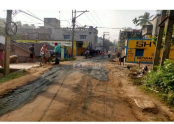 কাটোয়ার বান্দরা গ্রামের বেহাল রাস্তা সংস্কারের দাবিতে আন্দোলনে গ্রামবাসী