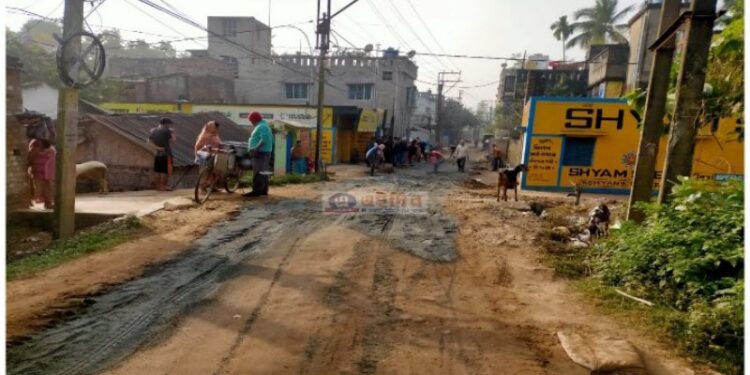 কাটোয়ার বান্দরা গ্রামের বেহাল রাস্তা সংস্কারের দাবিতে আন্দোলনে গ্রামবাসী