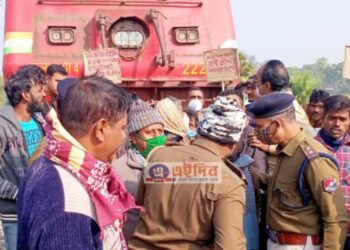 ট্রেনের ভাড়া কমানো ও ট্রেন বৃদ্ধির দাবিতে কাটোয়ায় ট্রেন আটকে বিক্ষোভ যাত্রীদের