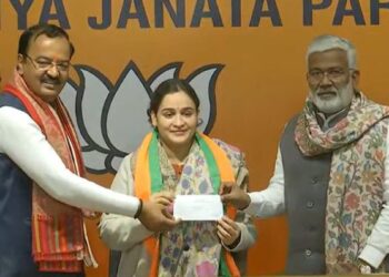 গেরুয়া শিবির থেকে ডজন খানেক নেতাকে দলে টানার পর খোদ অখিলেশ যাদবের পরিবারে ভাঙন ধরালো বিজেপি