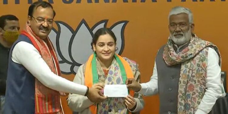 গেরুয়া শিবির থেকে ডজন খানেক নেতাকে দলে টানার পর খোদ অখিলেশ যাদবের পরিবারে ভাঙন ধরালো বিজেপি