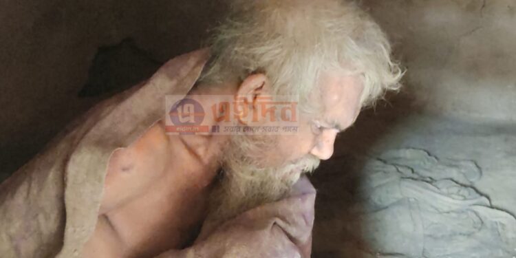 দুই দশক ধরে মাটির ঘরে অস্বাস্থ্যকর পরিবেশে বন্দী জীবন কাটছে মানসিক ভারসাম্যহী প্রৌঢ়ের