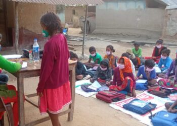 করোনাকালে বন্ধ পড়াশোনা,বইমুখী করতে আদিবাসী ছাত্রছাত্রীদের পাশে দাঁড়ালো গুসকরার ৩ উচ্চমাধ্যমিক পরীক্ষার্থী