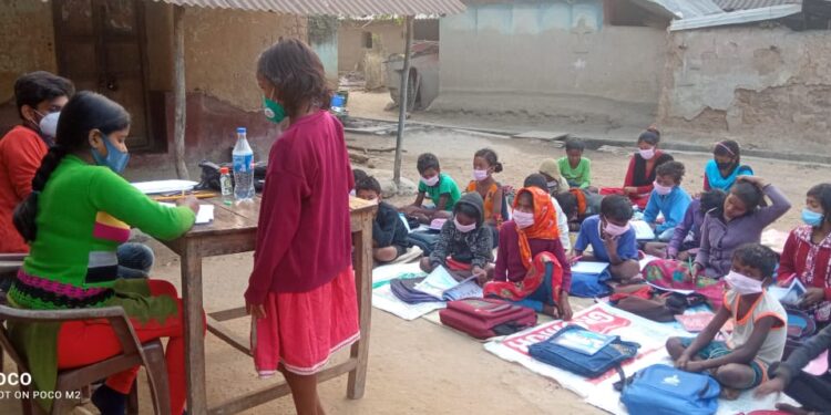 করোনাকালে বন্ধ পড়াশোনা,বইমুখী করতে আদিবাসী ছাত্রছাত্রীদের পাশে দাঁড়ালো গুসকরার ৩ উচ্চমাধ্যমিক পরীক্ষার্থী