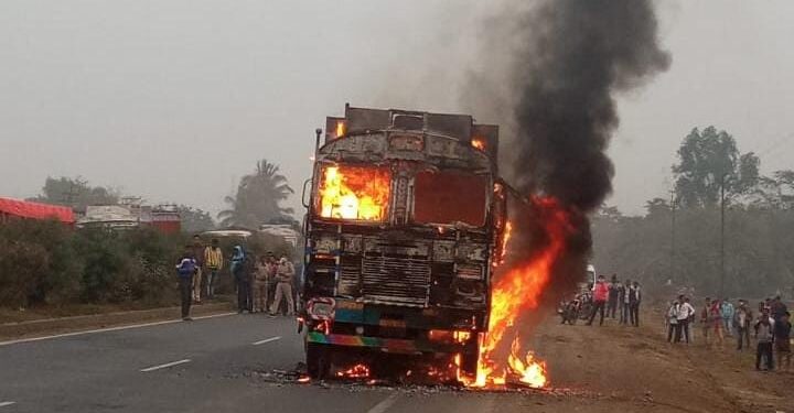 সংঘর্ষের পর লরি ও বাইকে আগুন,মৃত্যু দুই বাইক আরোহীর