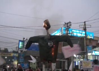 স্কুল খোলার দাবিতে বর্ধমানে শিক্ষামন্ত্রীর কুশপুত্তলিকা পোড়ালো বাম শিক্ষক ও ছাত্র সংগঠন