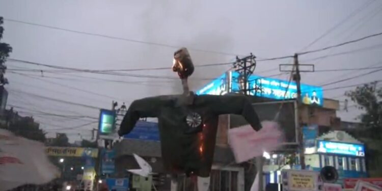 স্কুল খোলার দাবিতে বর্ধমানে শিক্ষামন্ত্রীর কুশপুত্তলিকা পোড়ালো বাম শিক্ষক ও ছাত্র সংগঠন