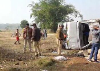 উলটে যাওয়া মদের গাড়িতে লুটপাট ! জখম চালক ও খালাসিকে উদ্ধার করে চিকিৎসার জন্য পাঠালো পুলিশ