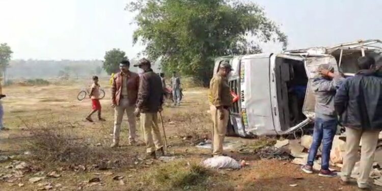 উলটে যাওয়া মদের গাড়িতে লুটপাট ! জখম চালক ও খালাসিকে উদ্ধার করে চিকিৎসার জন্য পাঠালো পুলিশ