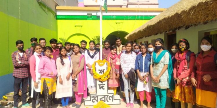 দলের প্রতিষ্ঠা দিবস পালন করল গুসকরা শহর তৃণমূল কংগ্রেস