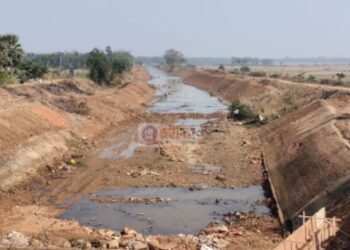 কাজের মান নিয়ে অসন্তোষ, আউশগ্রামের সুয়াতায় ক্যানেল সংস্কারের কাজ বন্ধ করে দিল গ্রামবাসী