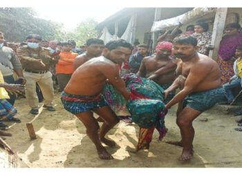 পুকুরে বাসন ধুতে গিয়ে রহস্যজনকভাবে তলিয়ে মৃত্যু গৃহবধুর