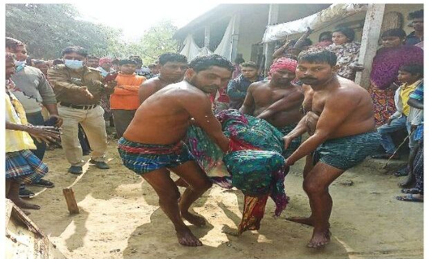 পুকুরে বাসন ধুতে গিয়ে রহস্যজনকভাবে তলিয়ে মৃত্যু গৃহবধুর