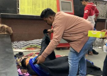 গুসকরার কলেজ পড়ুয়ার মানবিক উদ্যোগ, সহায় সম্বলহীন মানুষদের হাতে তুলে দিলেন গরম পোশাক পরিচ্ছদ