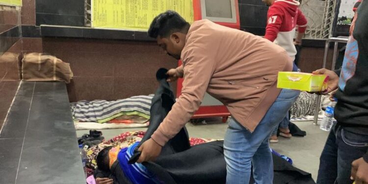 গুসকরার কলেজ পড়ুয়ার মানবিক উদ্যোগ, সহায় সম্বলহীন মানুষদের হাতে তুলে দিলেন গরম পোশাক পরিচ্ছদ