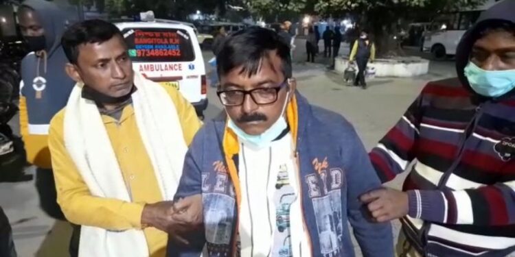 তোলা আদায় বন্ধে উদ্যোগী হওয়ায়  ট্যাক্সি ইউনিয়নের সভাপতিকে বেদম মারধরের অভিযোগ আইএনটিইউসি-‌র জেলা সভাপতিসহ তাঁর দলবলের বিরুদ্ধে