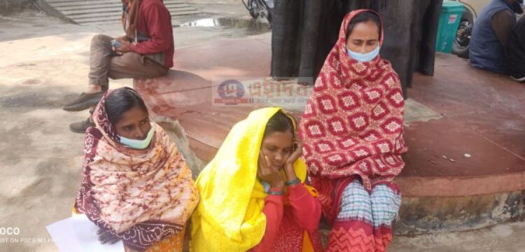 মুরগি চোর সন্দেহে দুই বধুকে বেদম মারধর, বাঁচাতে গিয়ে আক্রান্ত শাশুড়ি, অভিযুক্ত কাকাশ্বশুর ও তাঁর ছেলে