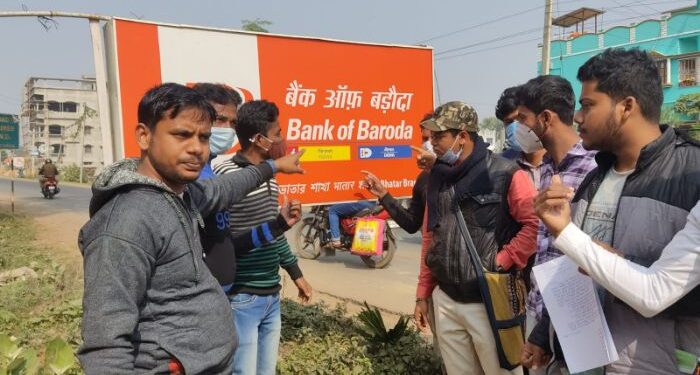 বাংলা ভাষাকে প্রাধান্য দেওয়ার দাবিতে ভাতারের একটি রাষ্ট্রায়ত্ত ব্যাঙ্কের ম্যানেজারকে স্মারকলিপি গ্রাহকদের